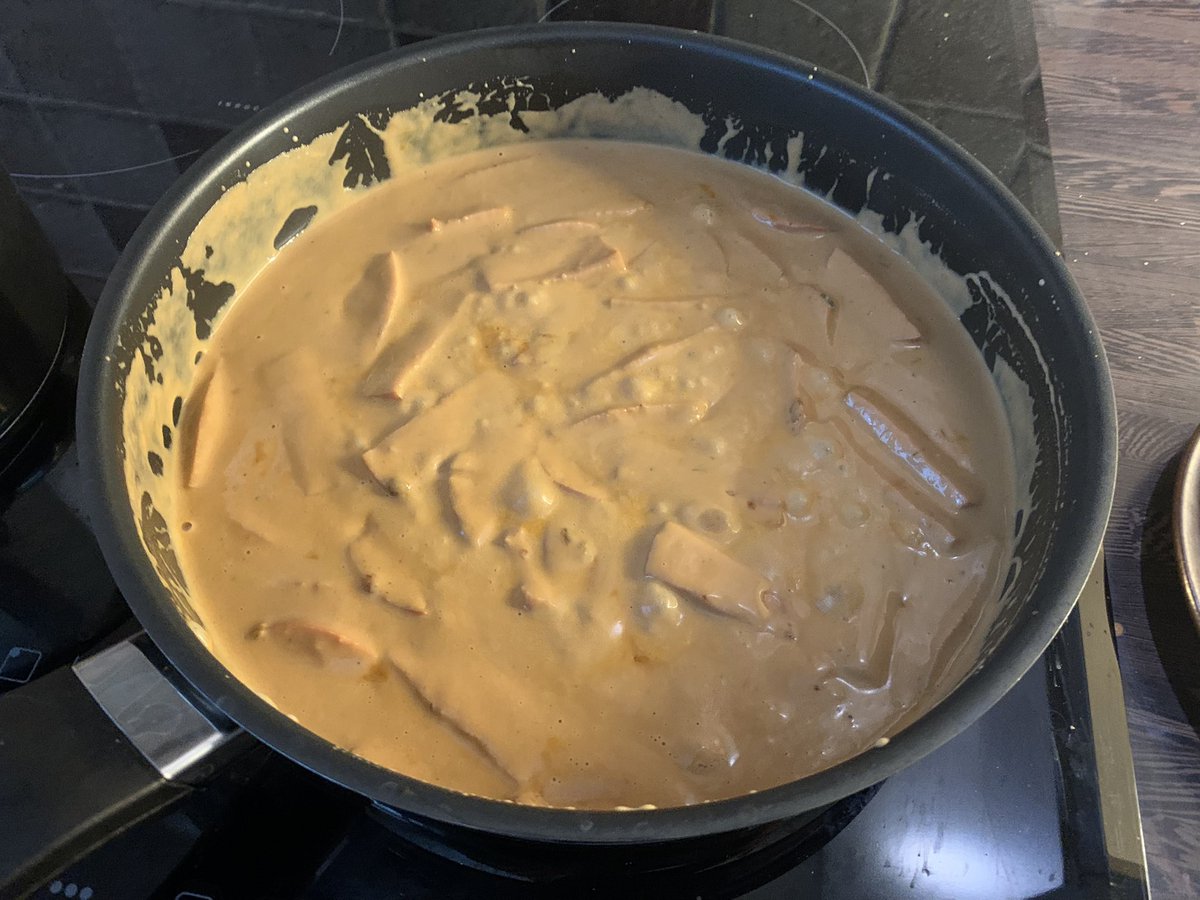 EyeDentify's tweet photo. Matlagningstips för dig som vill ha något gott och snabbt.

Ingredienser:
- Ekström Colorit (2 sprut)
- Créme fraiche Paprika &amp; Chili
- Kelda 2,5 dl matlagningsgrädde 
- en matsked tomatpuré
- 1 dl vatten
- 300 gram falukorv strimlad.

Blanda &amp; koka med röran.
Med ris. #mattips https://t.co/RTkrfsS9Da
