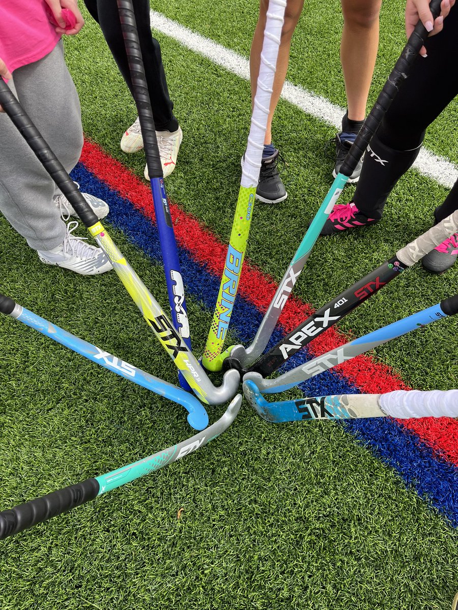 Angelina Ellis scored off of an assist from Lindsay Nearey in today’s game against Springfield. Olivia Ellis made multiple defensive saves in our empty cage. 💪🏼🏑