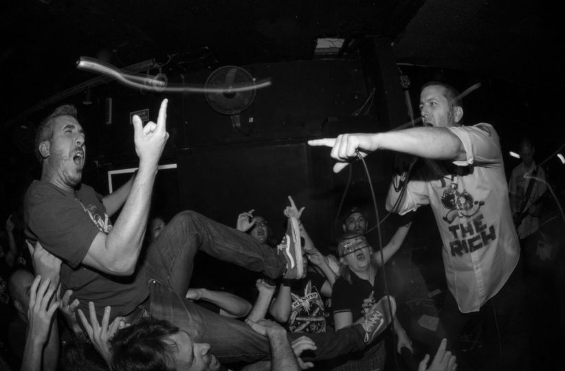 Estamos devastados por la terrible pérdida de nuestro amigo Esteban "Perico" Ghilioni. Enviamos nuestras condolencias a su familia y amigos. Te vamos a recordar así: alegre, como el tipazo que fuiste y en el mosh de ZONA 84