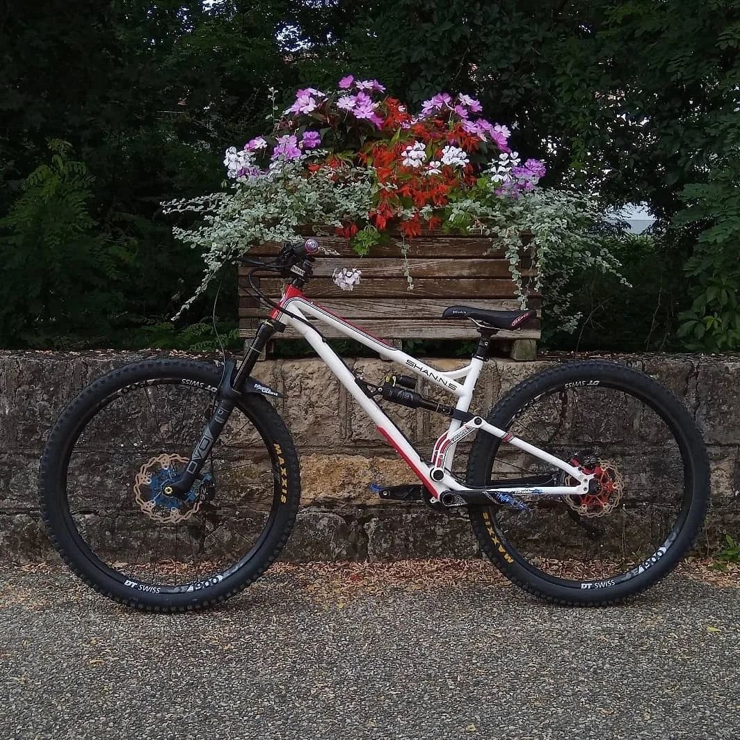 steelisrealmtb's tweet photo. Always loved the Shan N°5. Designed &amp; Tested in the mountainous Pyrenees 🇫🇷#productionprivee #productionpriveeshann5 #pp #productionpriveeshan #ridepp #ridemtb #steel #steelisreal #steelmtb #mtb #mtblifestyle #mtbnation #mtbenduro #mtbtrail #dvodiamond #dvo #dvoberyl #dvotopaz https://t.co/u1m0EGjHZd