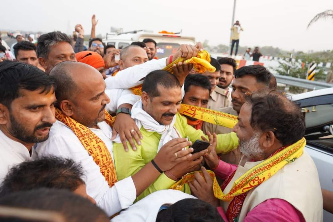 #बलिया जाते समय पूर्वांचल एक्सप्रेसवे पर कासिमाबाद (ग़ाज़ीपुर)
में ग़ाज़ीपुर के ज़िलाध्यक्ष भानुप्रताप सिंह जी, महामंत्री प्रवीण सिंह जी, ज़िला मंत्री सचिन कनोजिया जी, कासिमाबाद के ब्लॉक प्रमुख मनोज गुप्ता जी एवं सभी कार्यकर्ता बंधुओं द्वारा स्वागत के लिए हार्दिक आभार।