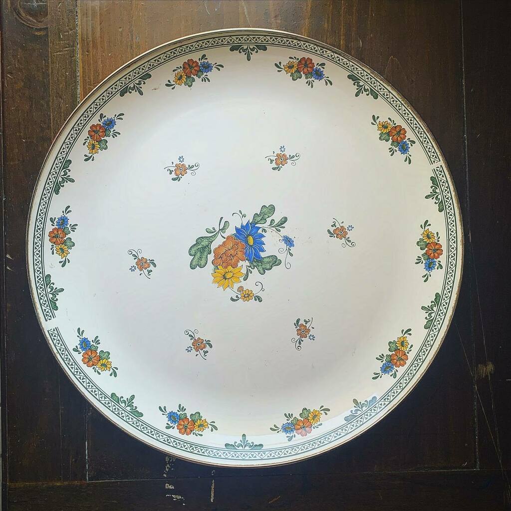 localedibles's tweet photo. This tin tray belonged to my Great Aunt Polly who lived into her late 90’s.  I can’t wait to fill it with sweet and savory snacks. #homecook #homecooking #homechef #homepastrychef #familycooking #familycook #sweets #savory #cleancooking #localfood #small… https://t.co/2SUopDgkaj https://t.co/Zr1QxCvVM7