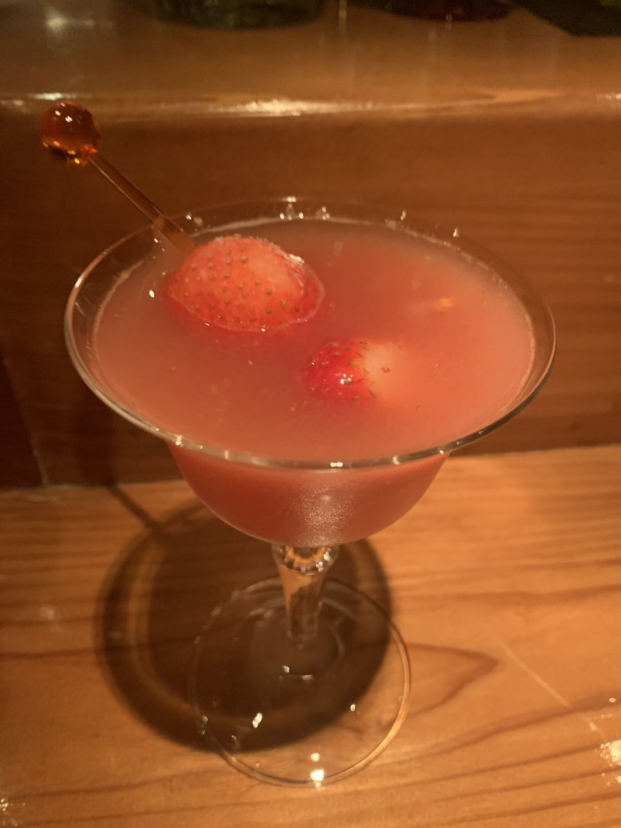 lovedream8888's tweet photo. @PROGRESS_waka 様の苺カクテル🍓🍸
池本さんの苺と〇〇に〇〇に〇〇が入っています🌟
@progresseisuke さんのセンスが光る素敵な一品でした。
#roderickrandom は次回帰国したらオープンしているでしょうか😍楽しみです🌟 https://t.co/OXGJmrFmxo