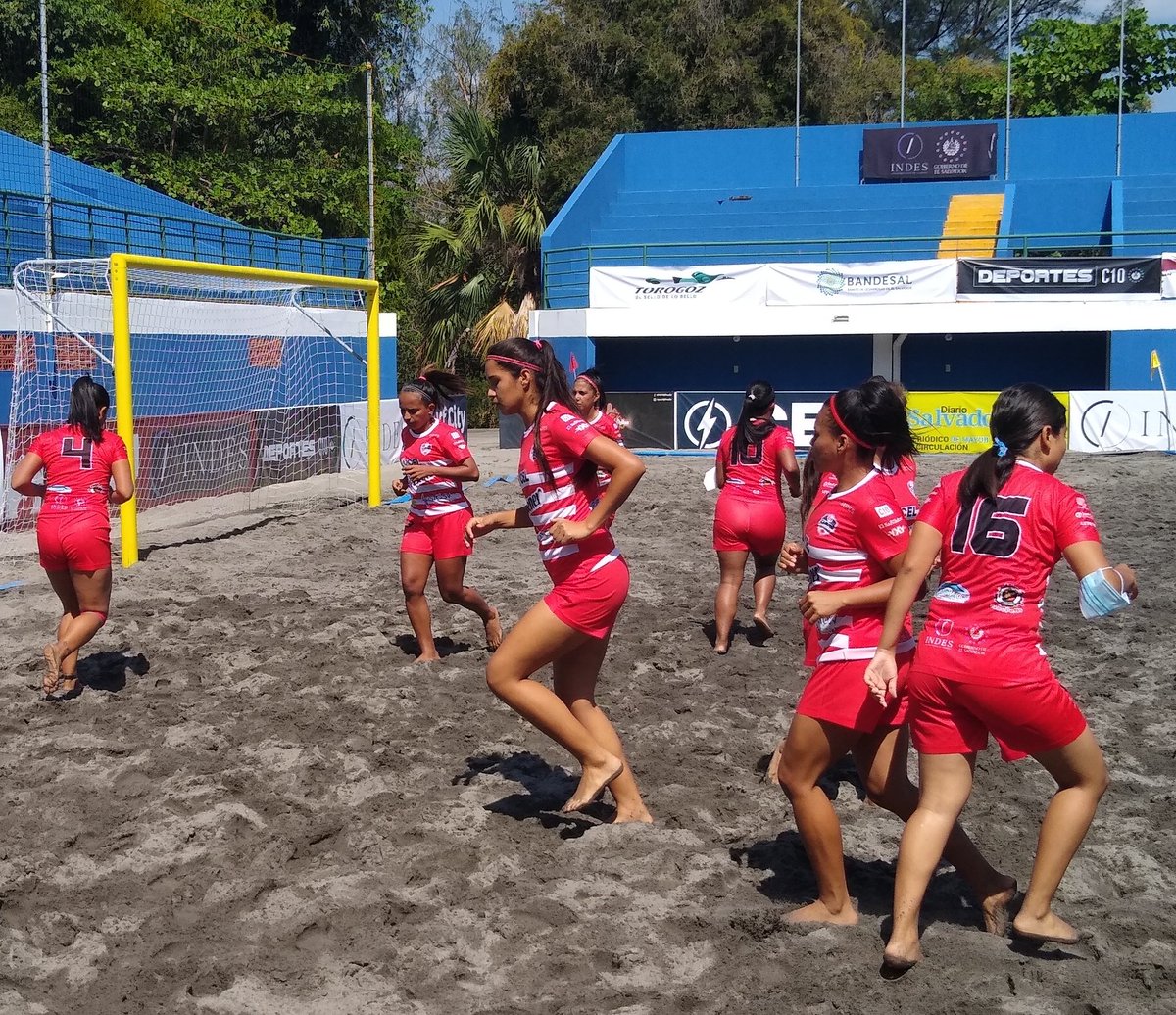 AficionPumaU's tweet photo. Una gran victoria de las chicas universitarias en la liga de fútbol de playa.
#BSUES 5-- 4 #CostaDelSol 
#EstaEsLaU https://t.co/zzTQ6h1lEZ