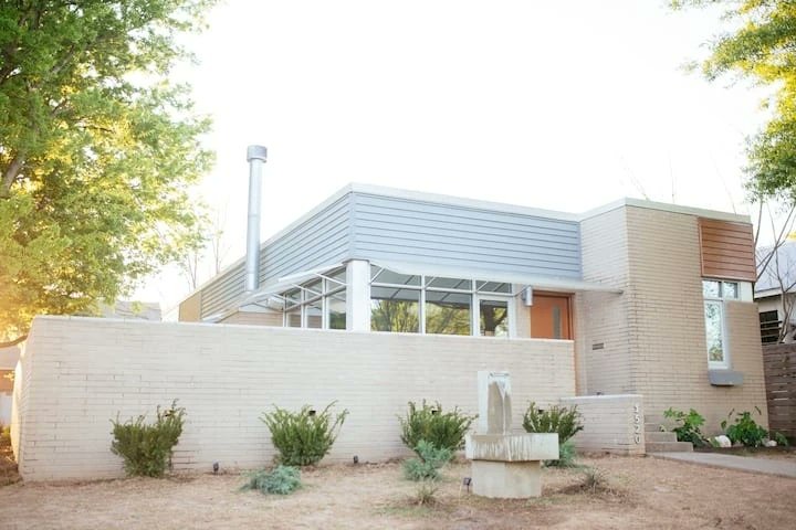 📍 Location: Little Rock, Arkansas

🏡 Listing Title: The Modern Rock

🙌🏾 Avg. Guest Rating: 4.95

_______

Visit blackairbnbs.co to book this Black-owned Airbnb, submit Black-owned Airbnb listings, or browse 200+ #blackairbnbs across the U.S.!