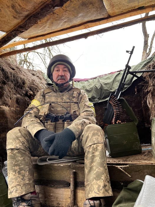 GeneralStaffUA's tweet image. Загинув один із найкращих синів України...
Олександр Олександрович Марченко, позивний Каменяр. Рятуючи своїх підлеглих, Каменяр наказав їм відступати, а сам з трьома бійцями прийняв бій. Свій останній бій.
Герої не вмирають! 🇺🇦
bit.ly/3DASPGY