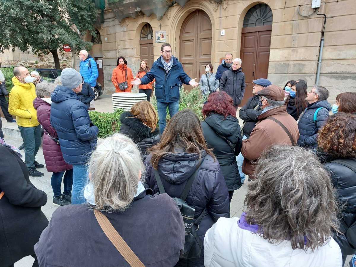 jaumesansm's tweet photo. Aquest matí hem passejat pels carrers més antics de #SantBoi per redescobrir la història de la ciutat. Ho hem fet de la mà d'@omnium, @CESantboians i Ateneu Familiar. Una col.laboració i un gran èxit de participació que anima a fer noves passejades de descoberta. https://t.co/zrbtuJ76Kc
