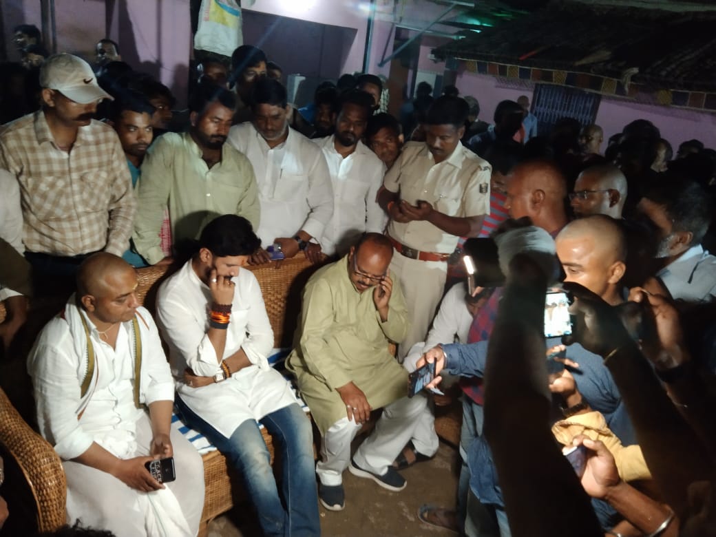 LJP4India's tweet photo. बीते कुछ दिन पूर्व बसंत विहार होटल के मालिक स्व. विक्की उर्फ पेंटर जी की हत्या कर दी गई थी। जिसके उपरांत आज ग्राम सुल्तानपुर, जिला हाजीपुर वैशाली में लोजपा (रामविलास) के राष्ट्रीय अध्यक्ष आदरणीय श्री @iChiragPaswan जी ने शोकाकुल परिवारजनों से मुलाकात कर उन्हें सांत्वना दी। https://t.co/Emd5H0Ok5j