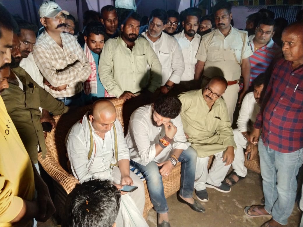 LJP4India's tweet photo. बीते कुछ दिन पूर्व बसंत विहार होटल के मालिक स्व. विक्की उर्फ पेंटर जी की हत्या कर दी गई थी। जिसके उपरांत आज ग्राम सुल्तानपुर, जिला हाजीपुर वैशाली में लोजपा (रामविलास) के राष्ट्रीय अध्यक्ष आदरणीय श्री @iChiragPaswan जी ने शोकाकुल परिवारजनों से मुलाकात कर उन्हें सांत्वना दी। https://t.co/Emd5H0Ok5j