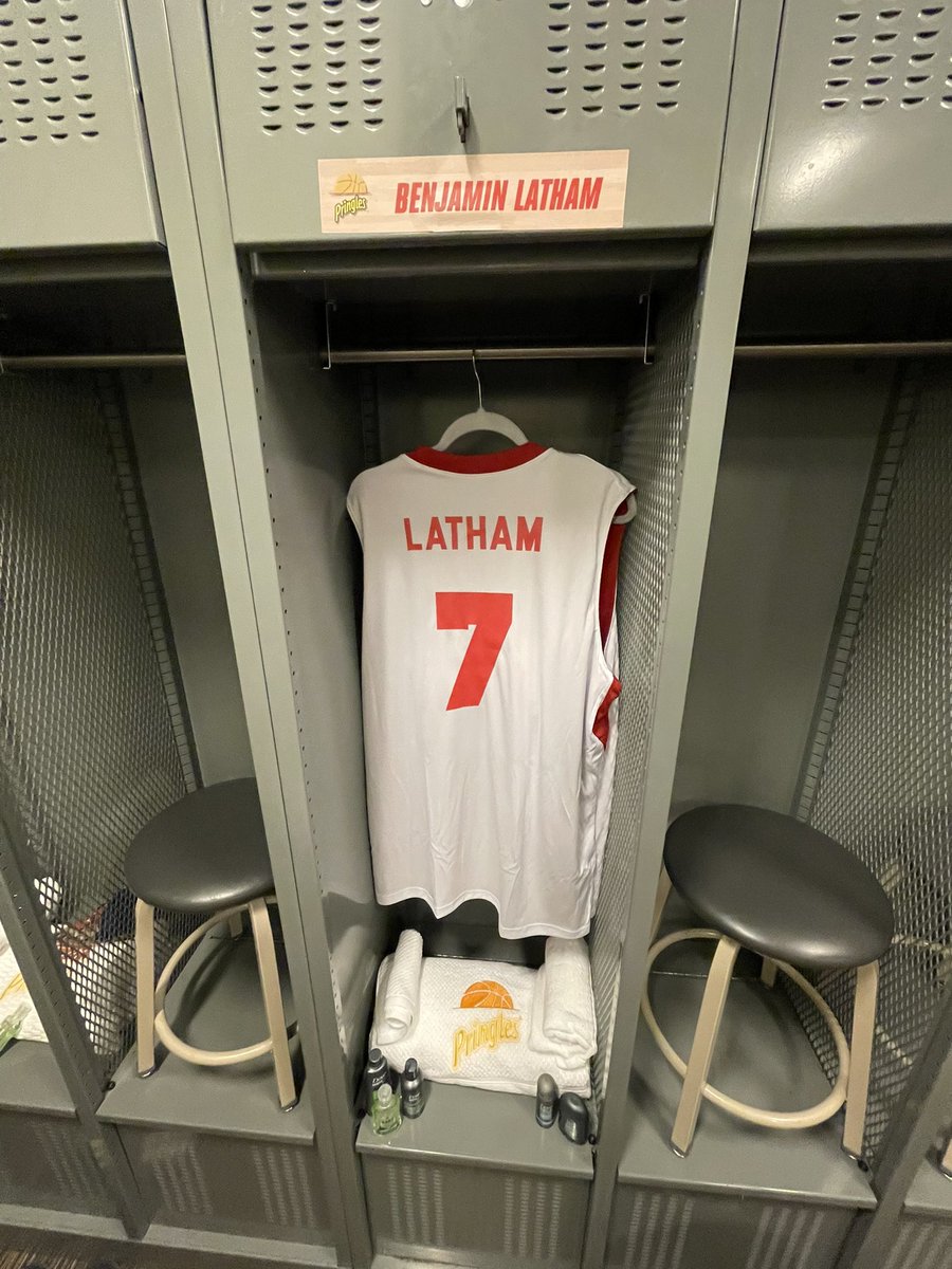 photogbenlatham's tweet photo. Your Boy is about to dunk on Shaq at the Kelloggs Celebrity Crunch Classic! #TeamPringles https://t.co/Otu7bWkdRu