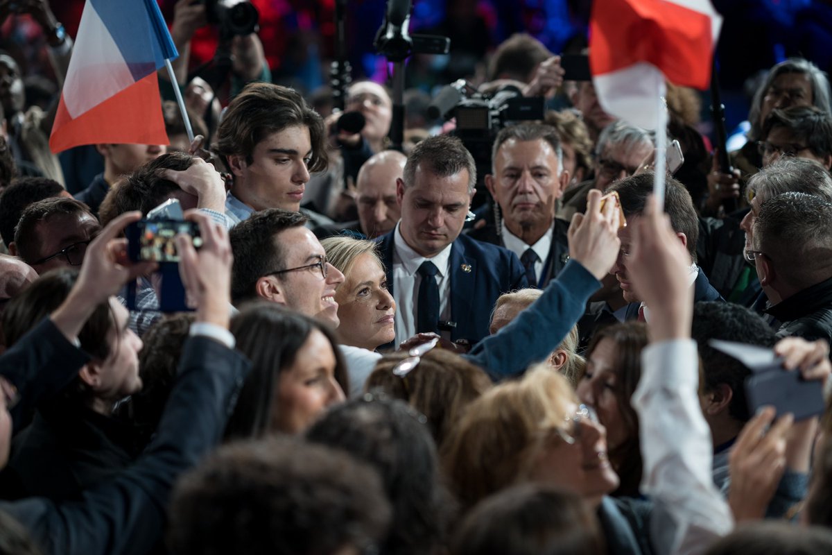 vpecresse's tweet photo. J’ai besoin de vous. De votre force.
 Etes-vous prêts pour le combat ? Etes-vous prêts à aller arracher la victoire ? Etes-vous prêts à reconstruire la France ? 🇫🇷 

Moi, je le suis, alors suivez-moi !
Vive la République ! Vive la France ! #PecressePresidente https://t.co/3uVokFCm0S