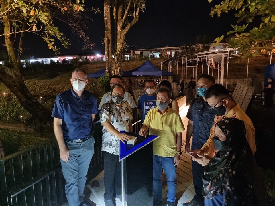 simkuihian's tweet photo. The Light Project, Kuching- Rainbow Ribbon @ Traffic Garden, Kenyalang Park

Thanks CENDANA, Think City, MBKS, local light artists &amp; performers for wonderful night sensorineural experience with local community, even though we are in the #jungle of #Borneo.  

Pls visit and enjoy. https://t.co/d4PkGKSyu5