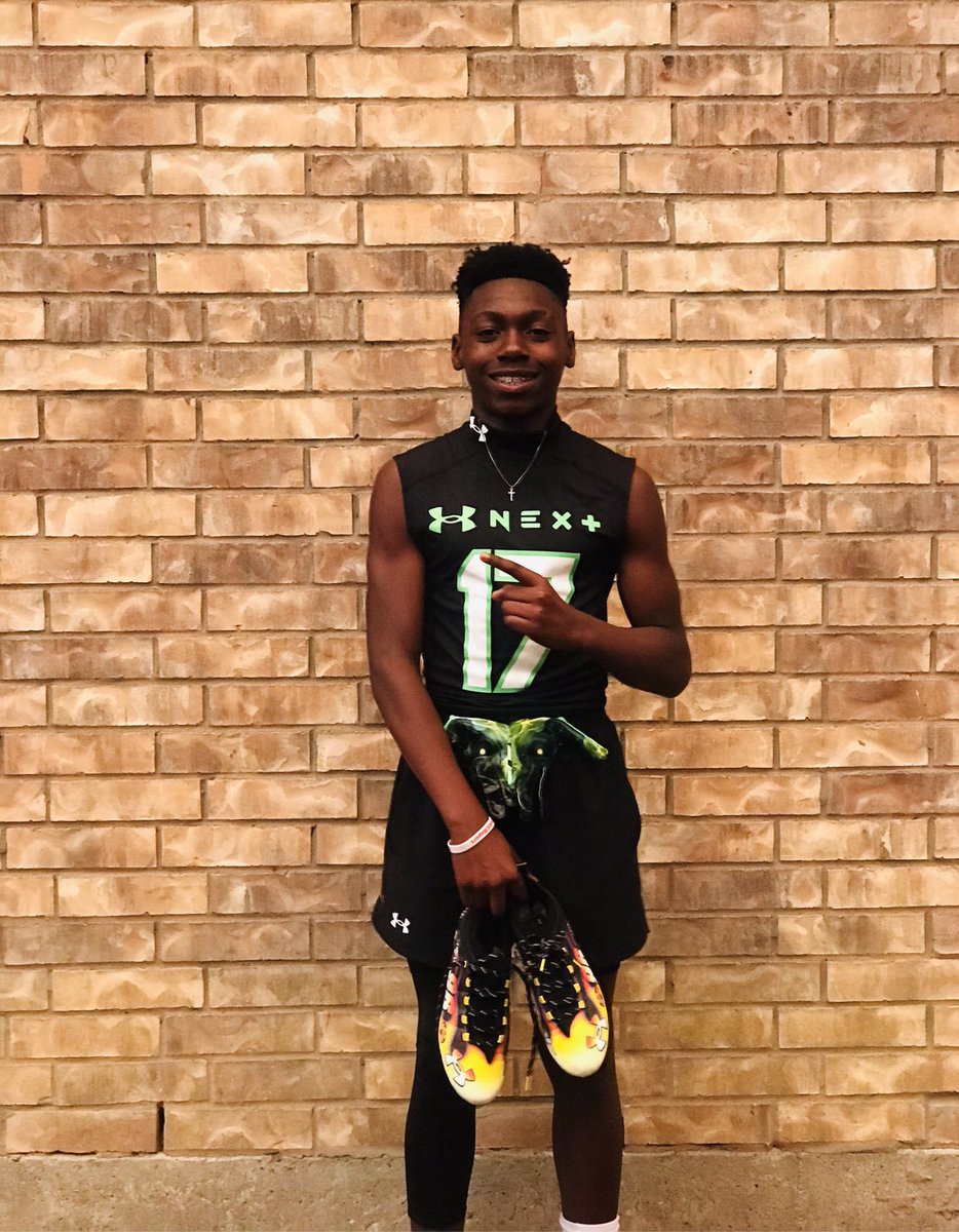 von_evx's tweet photo. At the under armor camp showing my DB skills https://t.co/PyotXPNgQK