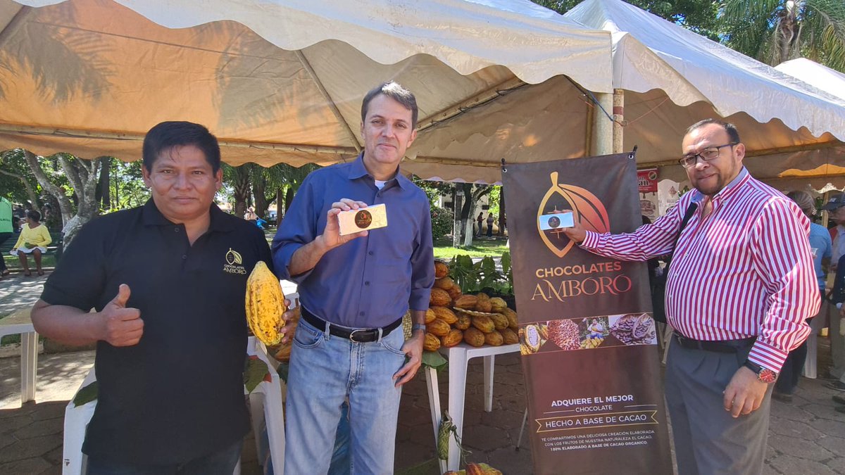 FAOBolivia's tweet photo. 📢Continuaremos trabajando con las comunidades para incrementar la productividad de sus medios de vida y promover el desarrollo sostenible, dice @rodroubach , Representante de @FAOBolivia , en la apertura de la Feria Productiva Artesanal del Chocolate

#Hoy estamos en #SantaCruz https://t.co/GNa9J0C64D