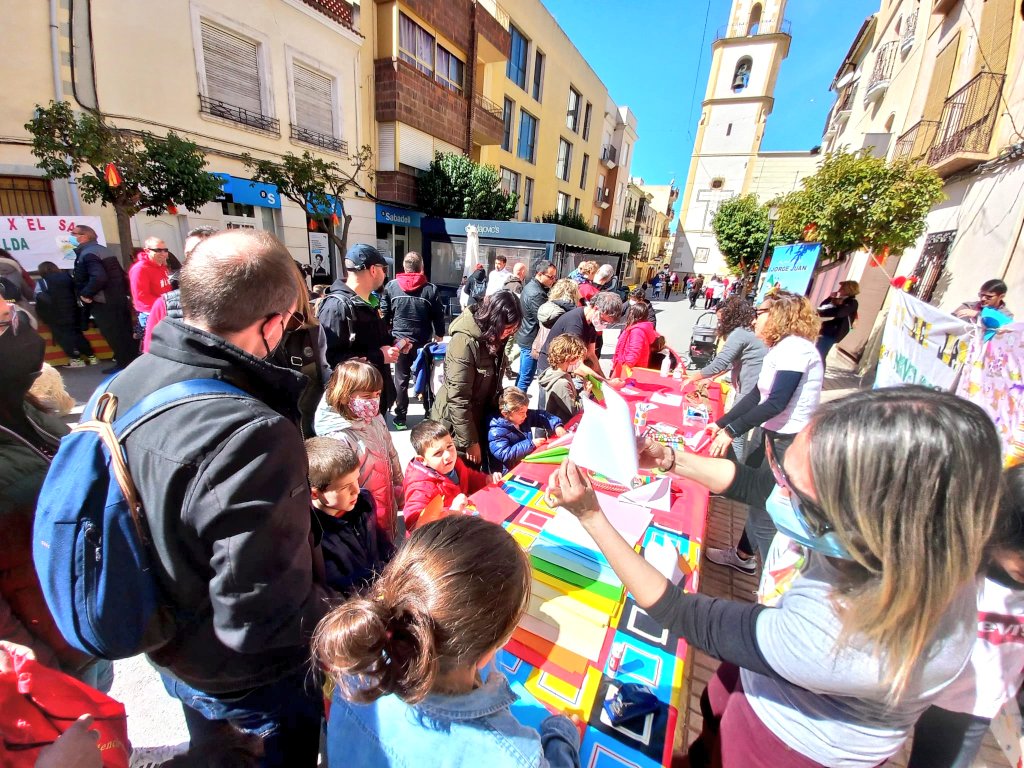 Quin dia més rebonic al Pinós! 

#Trobades2022 #LEscolaQueEnsFaLliures