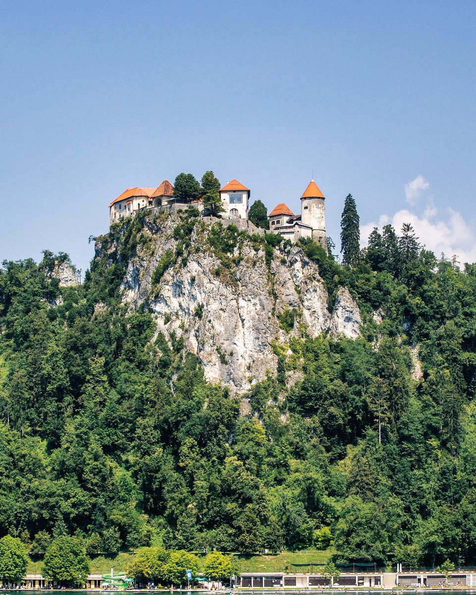 morbidpitbull's tweet photo. #castlebled in #slovenia - One of my fav yet difficult photos as I clicked this from a moving tourist bus ๐ using the 1dx and 70-200 lens at f10 1/250 iso 640. The glasses were heavily tinted and hence the higher iso . July 2015 #travel #voyaged #bled #castle #nature #mountain https://t.co/j0gVePQT8D
