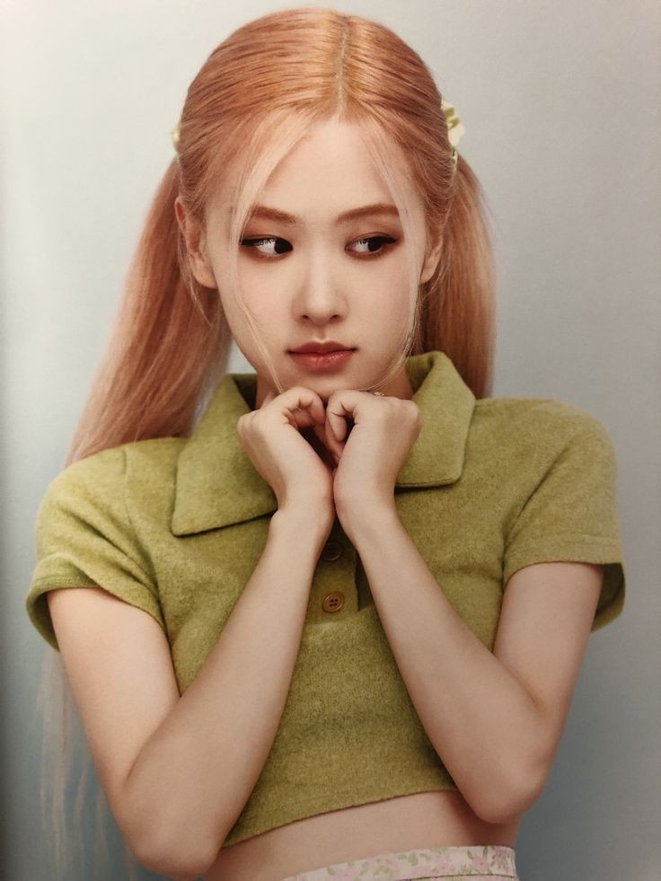 Blackpink üyesi Rosé ve Twice üyesi Chaeyoung akşam yemeginde beraber görülmüştü hatta bi fan onlardan imza almıştı.