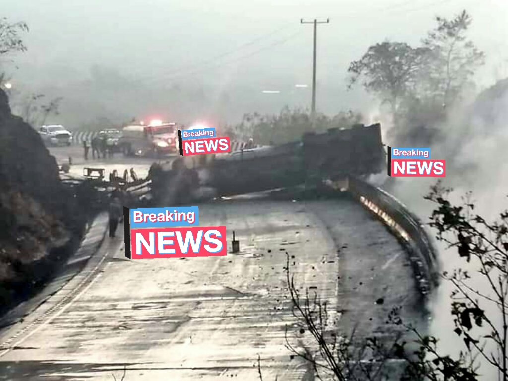 Guidovazquez777's tweet photo. #BreakingNews esta cerrada caseta de esperanza por volcadura de tráiler en km232 de #Autopista #150D @urbano_noticias @AlmanaquePuebla @trailerosypocas @TecamachalcoN @KarlaDaH @ArrobaNoticias @ALTERNATIVAVIAL @monitoreosea @MonitoreoPatro1 @CMTPilgrims @DastMonitoreo @EnlacesTn https://t.co/OEIsWYiG0V