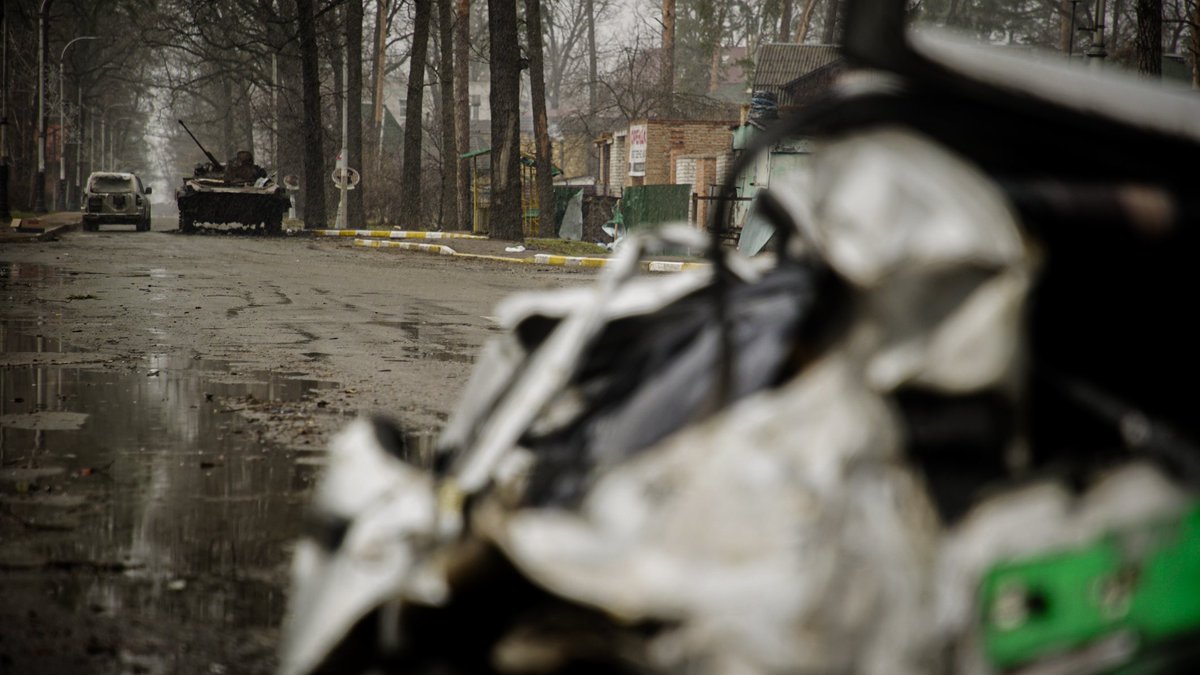 Dans cette voiture au premier plan, le corps d'un civil, écrasé par un char russe. Une barbarie sans nom. Nous avons pu confirmer ces vidéos effrayantes que l'on pouvait voir apparaître sur les réseaux sociaux au début de la guerre où des chars russes roulaient sur des voitures.