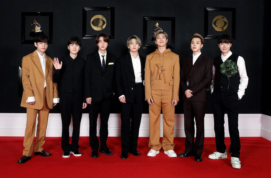 wangteaco's tweet photo. #BTS Grammys Red Carpet 
2019 ➜ 2020 ➜ 2021 ➜ 2022 https://t.co/pymlyO6Zih