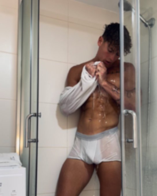 My first solo video is out 💦  I hope you enjoy it: https://t.co/T2K7ugRJD7 https://t.co/KatDX5amrG