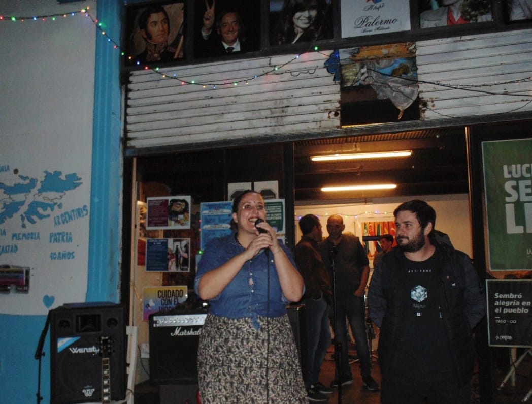 PalermoCampora's tweet photo. Volvimos a encontrarnos en una hermosa Peña de la Soberanía!!
Gracias a todxs los que se sumaron a participar. A los artistas Oscar "El caminante salteño", #Clamar "Rock militante" y a #ProyectoSemilla y #RedVivas por estar presentes.
#MalvinasNosUne #Malvinas40Años https://t.co/mCKkh1YDh8