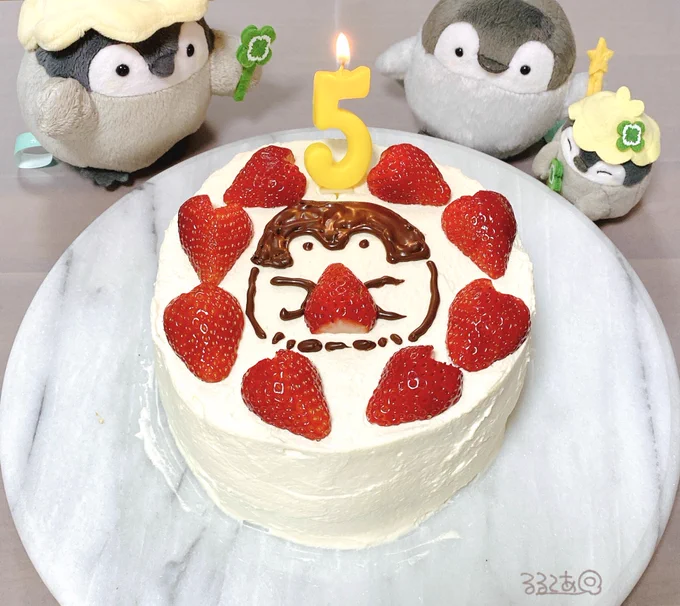 4月4日はコウペンちゃんのお誕生日ですおかげさまで5周年です!これからもコウペンちゃんと仲良くしてもらえたら嬉しいですケーキ作ったからみんなたちで食べようね 