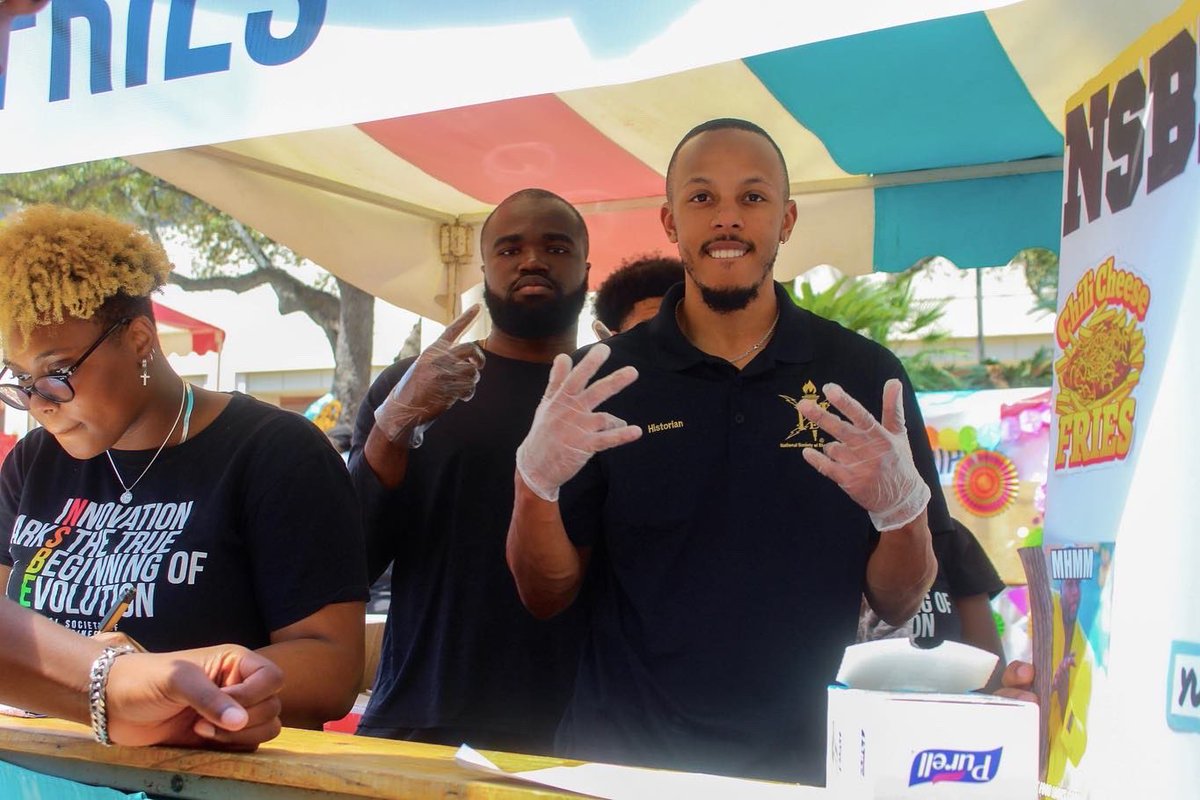 UTSANSBE's tweet photo. Thank you to everyone who donated and/or bought our loaded fries 🍟 at our dia sombrilla booth. And huge shout to our members who volunteered to help out.
@R5NSBE @UTSA
.
.
.
.
.
#utsa #nsbe #classof2025 #classof2024 #classof2023 #birdsup #utsaengineering https://t.co/ShpckCn6GH