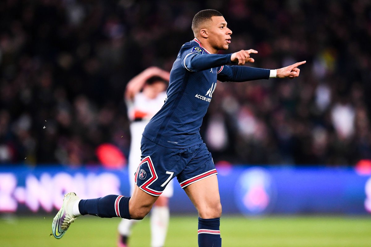 Mbappé : « Meilleur joueur du monde ? J'ai toujours voulu l'être. Dire que je le suis est un peu présomptueux. Peut-être que je le suis ou pas, c'est aux gens de le dire. J'essaie de montrer ce que je sais faire sur le terrain. »

(<a href="/RMCsport/">RMC Sport</a>)