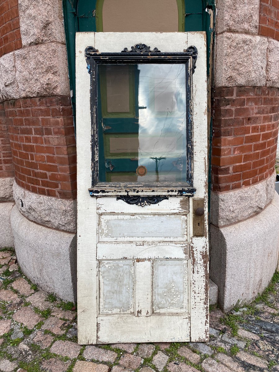 cassillycrew's tweet photo. Free.
One very cool old door.
Leaning on the turret of @OldEngineCo26
Come and get it!
#freeshit #notagbacks https://t.co/kiv5sB7t6w