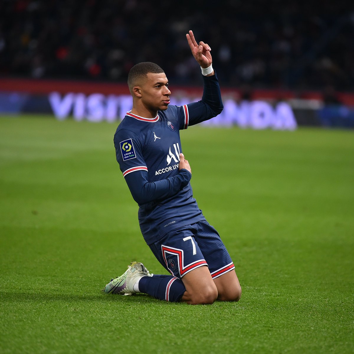 ✌️ buts mais aussi 3⃣ passes décisives ce soir pour <a href="/KMbappe/">Kylian Mbappé</a> !

#PSGFCL
