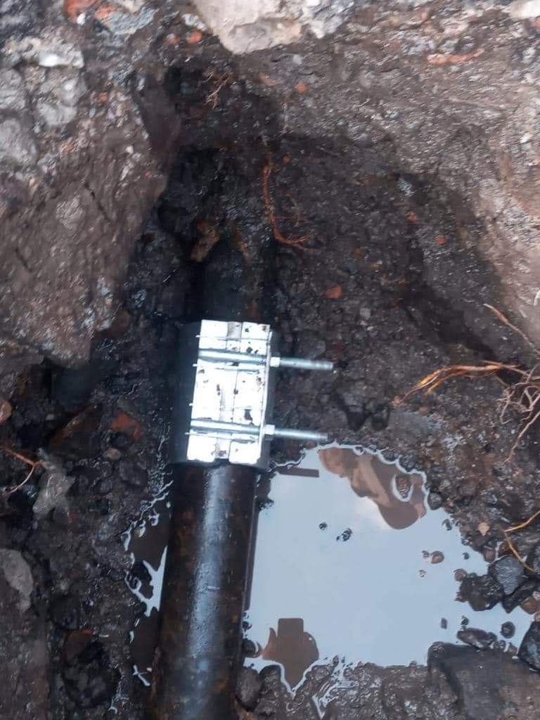 centro_alcaldia's tweet photo. ⚒️Se atienden peticiones ciudadanas en #DrTerres y esquina #DrVertiz por lo que se detuvo una fuga de agua 💦 🧑🏻🔧🚧 tras la colocación de abrazadera de reparación especializada. https://t.co/rSjBAZW50n