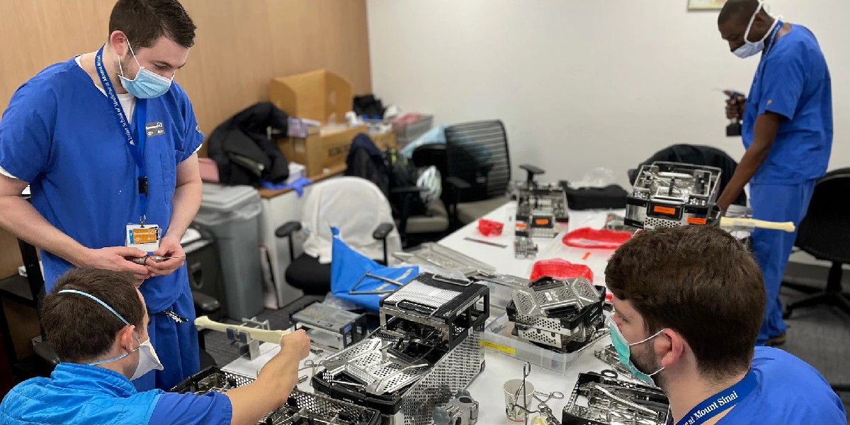 IcahnMountSinai's tweet photo. The Mount Sinai Orthopedic Surgery (@MountSinaiOrtho) Residency Program provides trainees with the knowledge and skills necessary to become outstanding orthopedic surgeons. Learn more: https://t.co/9E1tgXoh9j https://t.co/Sf0IsyARAW