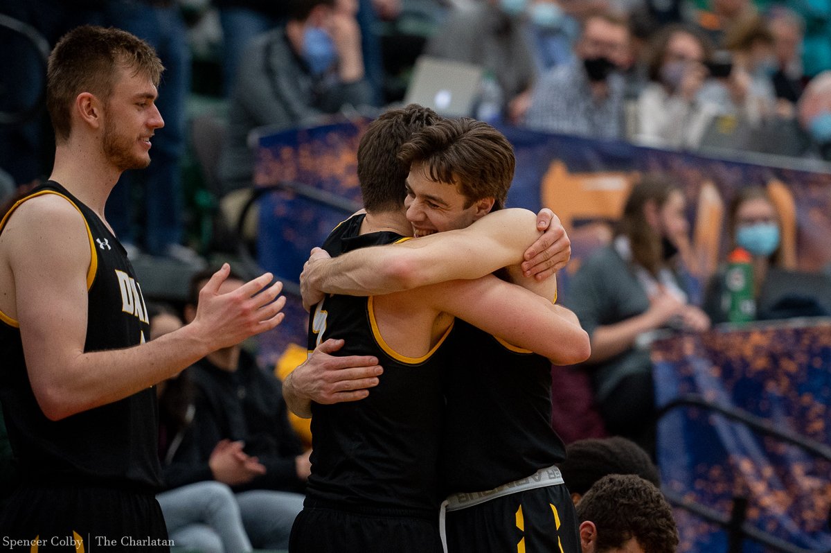 CharlatanSports's tweet image. NATIONALS | Alex Carson and Keevan Veinot's university careers came to an end Sunday in a 98-72 win for Dalhousie over uVic in the consolation final.

charlatan.ca/2022/04/nation…