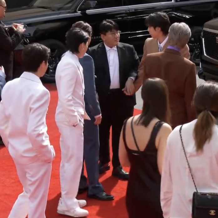 kkukstudio's tweet photo. BANG PD 😭😭😭 holding jin's hand lmao https://t.co/F4WKX6AIlL