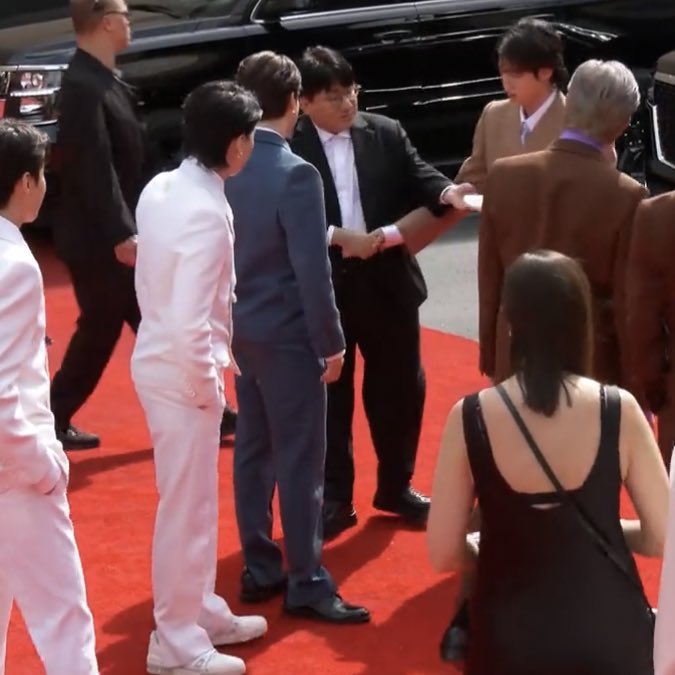 kkukstudio's tweet photo. BANG PD 😭😭😭 holding jin's hand lmao https://t.co/F4WKX6AIlL