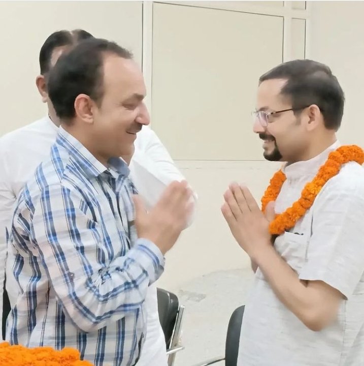 harishkaparwan1's tweet photo. दिल्ली सोशल वेलफेयर बोर्ड के द्वारा विधानसभा पटपड़गंज में दिए गए सम्मानित पदों के कार्यभार के लिए हमे चुना गया इसके लिए हम जिला अध्यक्ष👈 Ravinder Kochar चैयरमेन बोर्ड #प्रवीण एडवोकेट Upendra Kumar Aap 💐 Aapविधायक प्रति निधि #PS #devinder sharma (रिंकू)👌 उनका आभार व्यक्त https://t.co/NjjrAGF1d4