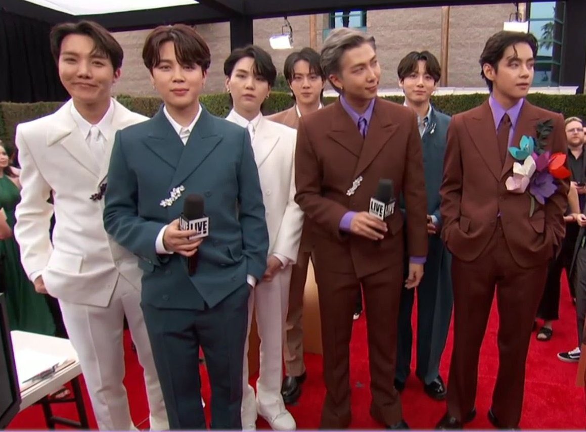 houseofarmybts_'s tweet photo. 🚨 | BTS NA E! NEWS

Quando perguntados no tapete vermelho sobre qual show eles esperam ver durante a estadia em Las Vegas, Namjoon respondeu que o deles ✨✨ https://t.co/0vkx3H74CO
