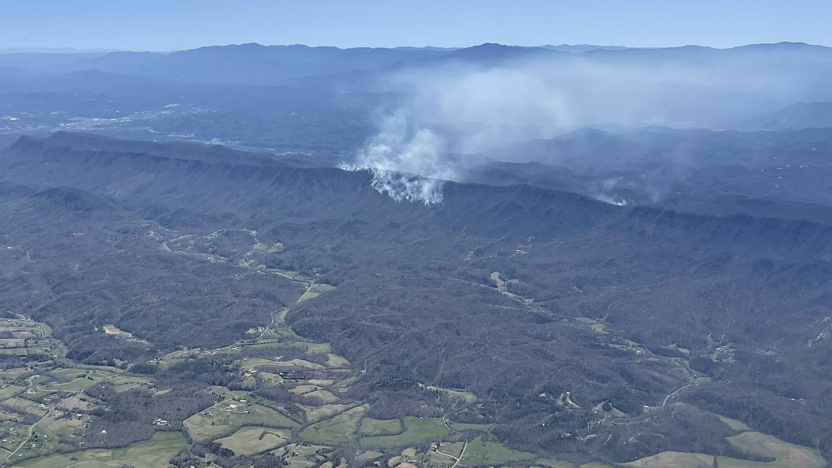HikeroftheAT's tweet photo. Tennessee peeps, todays picture of the Wears Valley fire. #Tennesseefire #Gatlinburg #Weather #wildfire #WearsValleyFire https://t.co/9b3X4ykQiC