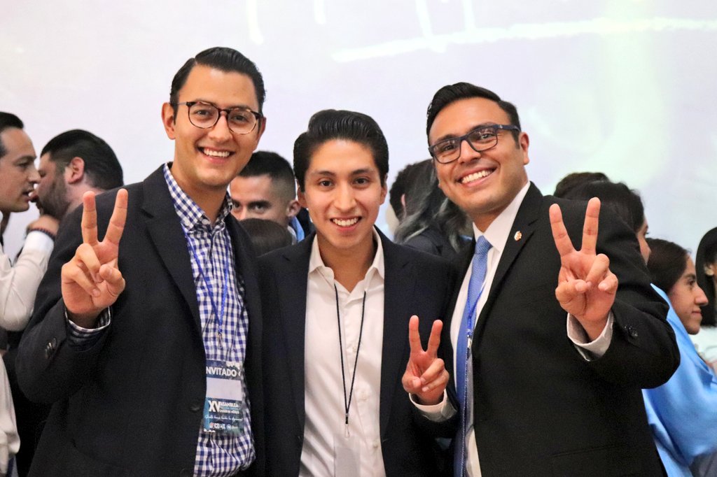 Gracias a mis líderes <a href="/JorgeRoHe/">Jorge Romero Herrera</a>, <a href="/STaboadaMx/">Santiago Taboada</a> y <a href="/LuisMendozaBJ/">Luis Mendoza Acevedo</a> por la enorme oportunidad de dirigir a las juventudes panistas de la Ciudad de México. ✌🏾

Ustedes son mi inspiración para seguir haciendo la diferencia en beneficio de México. 🇲🇽

¡Todo el éxito <a href="/EdmundoGD/">Edmundo Guadarrama</a>!