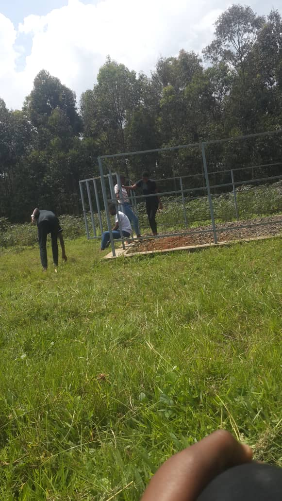 MunyentwariAle2's tweet photo. #AERGGAERGWeek dufatanyije nuruhongore twakoze isuku k'Urwibutso rwa Jenoside yakorewe Abatutsi rwa Gihundwe Rusizi district
#Ntimuzazimatwarasigaye https://t.co/UsXodnh3lt