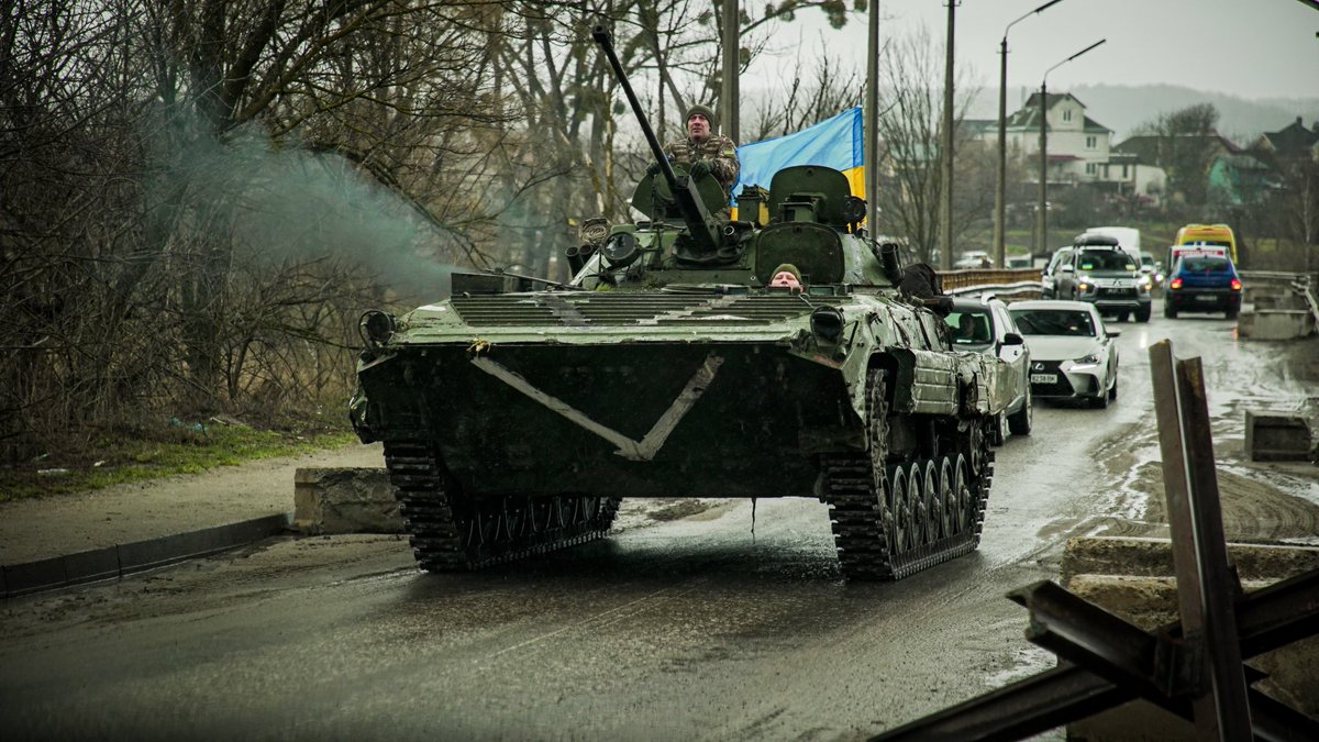 Sur la route de Boutcha, une prise de guerre de l'Armée Ukrainienne. On reconnait ce char russe au V marque devant. Les gens ici font souvent cette blague: "Le premier fournisseur d'armes de l'Ukraine, c'est la Russie."