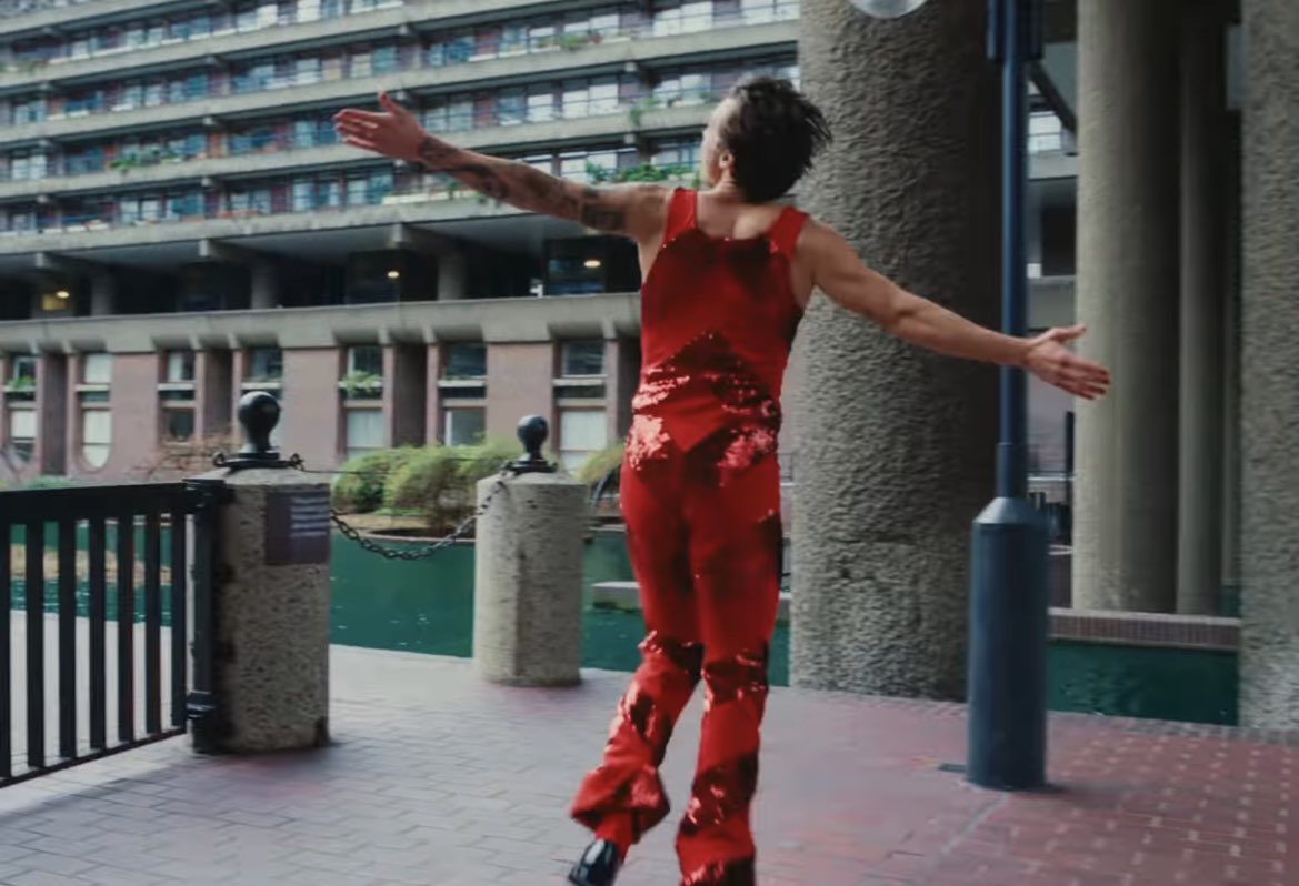 anitlinn's tweet image. surreal that @Harry_Styles new music video was filmed in our neighbourhood— wild to see him dancing where we go on our daily walks 🕺
