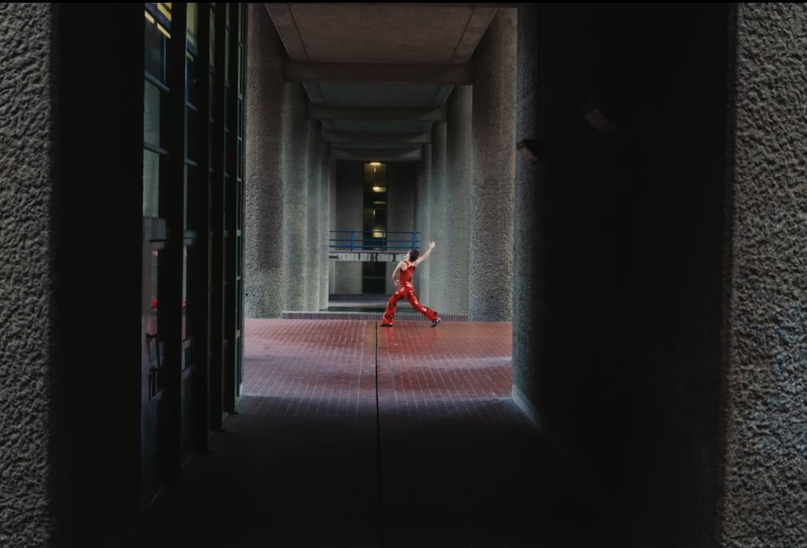 anitlinn's tweet image. surreal that @Harry_Styles new music video was filmed in our neighbourhood— wild to see him dancing where we go on our daily walks 🕺