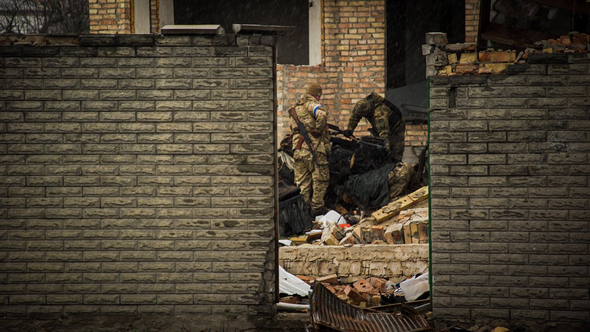 La Défense territoriale travail conjointement avec l'Armée ukrainienne pour déminer Boutcha. Lorsque nous tournions, une détonation a retenti à une centaine de mètres derrière nous. Il fallait bien regarder où on mettait les pieds. Et croiser les doigts.