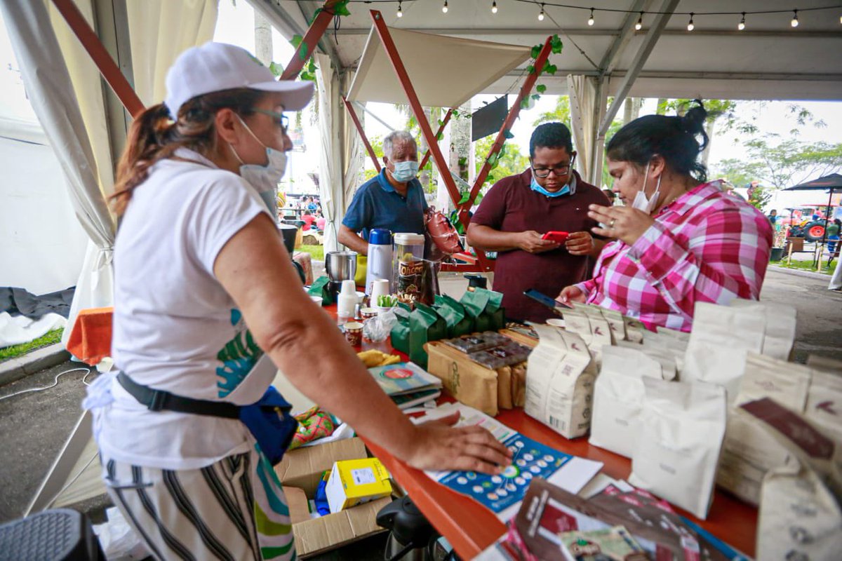 JuanGZuluaga's tweet photo. Un café en cualquier momento del día, cae bien. En el stand de Café y Cacao de #ExpoMalocas2022, hay más de 20 productores con gran variedad y sabores ☕ 🍫para disfrutar y probar. Seguro que les va gustar. Recuerden que el mejor cacao del mundo, es del Meta y aquí también está. https://t.co/TwF79WmhBE
