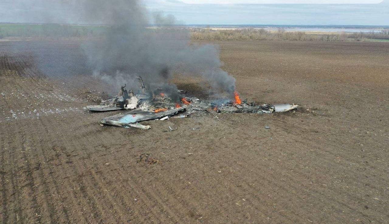 Сбит второй самолет. Су-24 бомбардировщик подбитый. Сбит украинский бомбардировщик.