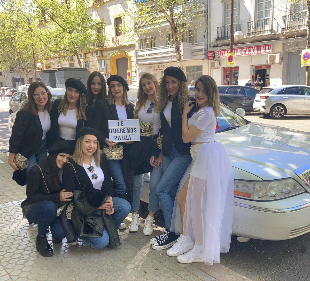 MariaOlmos98's tweet photo. Sevilla es especial sí, pero es que si encima le sumas esta compañía… https://t.co/3xHYulO15E