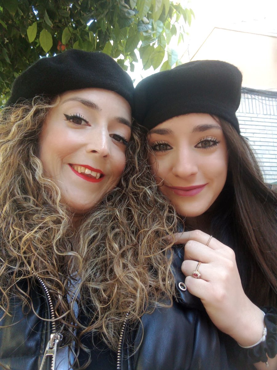 MariaOlmos98's tweet photo. Sevilla es especial sí, pero es que si encima le sumas esta compañía… https://t.co/3xHYulO15E