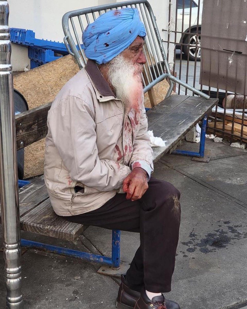 📍Richmond Hill, New York “This morning I was going to Gurdwara saw him sitting outside and 2 uncles were there assisting him. He was attacked from behind.
Bapu Ji said he just closed his eyes when he got attacked and started crying.

1/3